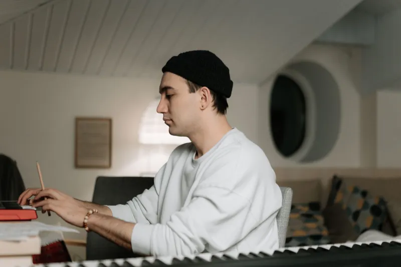When a Melody Stops Being an Exercise and Starts Being a Confession